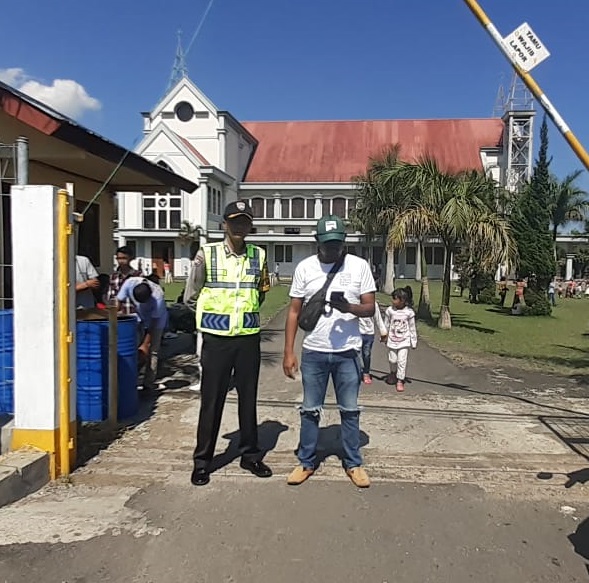 Bhabinkamtibmas Kelurahan Pitak laksanakan Pam Ibadah di Gereja Kathedral Ruteng