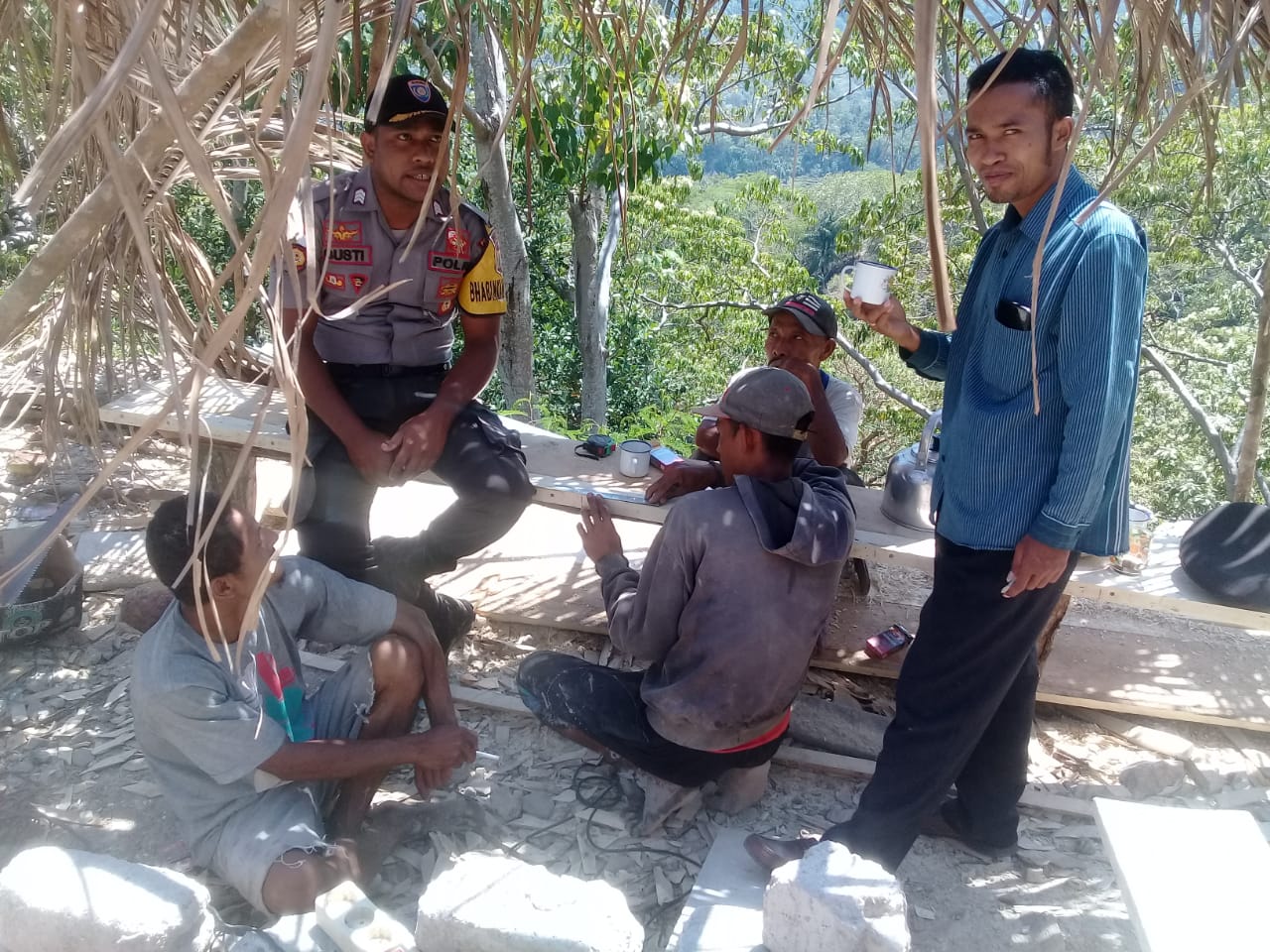 Patroli dan Sambang | Bhabinkamtibmas Desa Golowoi, titip pesan Kamtibmas