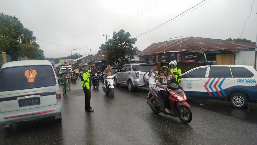 Sholat Jumat | Personil Satuan Lalu Lintas Polres Manggarai Laksanakan Pamturlalin