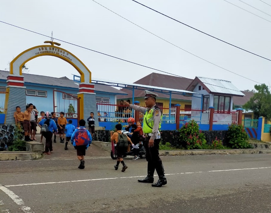 Berikan Pelayan Prima | Personil Satuan Lalu Lintas Polres Manggarai Laksanakan Gatur di Sekolah