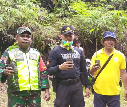 Cipta Lingkungan Asri | Kasat Samapta Polres Manggarai Pimpin Kegiatan Penanaman Pohon