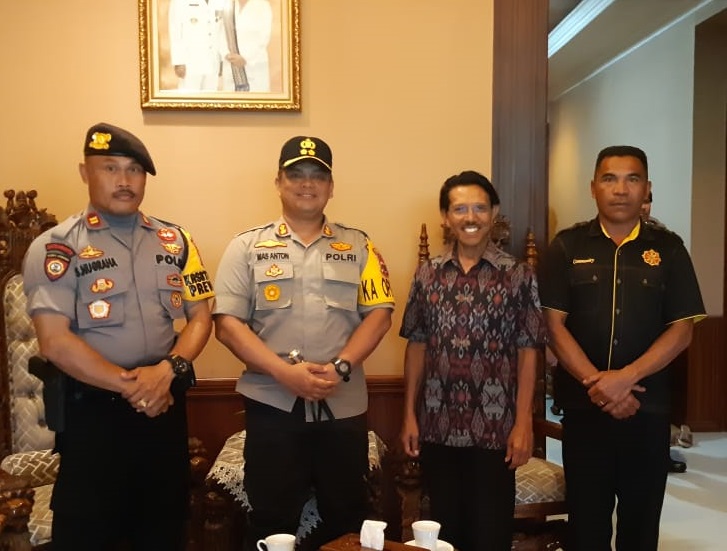 Jalin Kemitraan | Kapolres Manggarai Kunjungi Kediaman Drs. Cristian Rotok