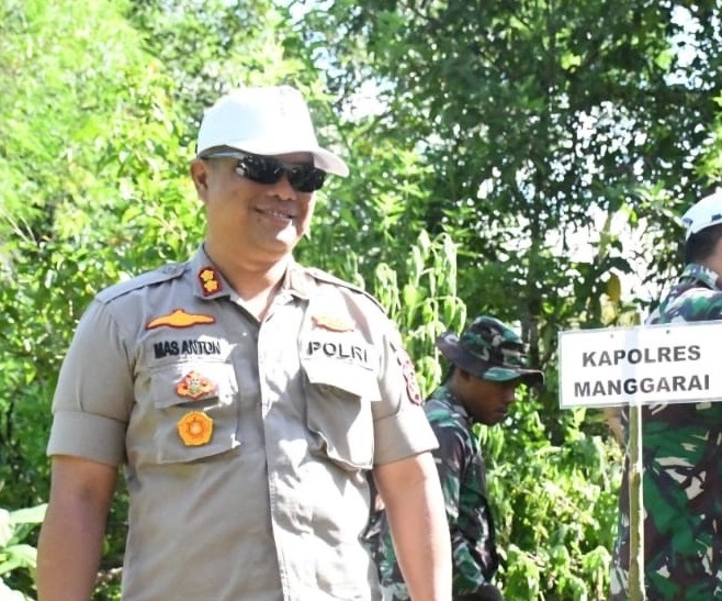 Peduli Ekologi Peduli Kemanusiaan | Kapolres Manggarai Mengikuti Kegiatan Penanaman Pohon