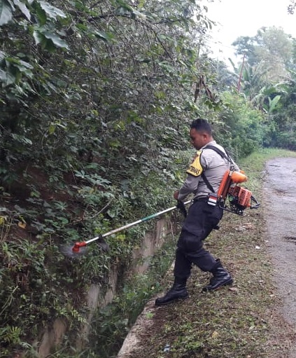 Peduli Lingkungan | Bhabinkammtibmas Kelurahan Carep Kerja Bakti Bersama Warga