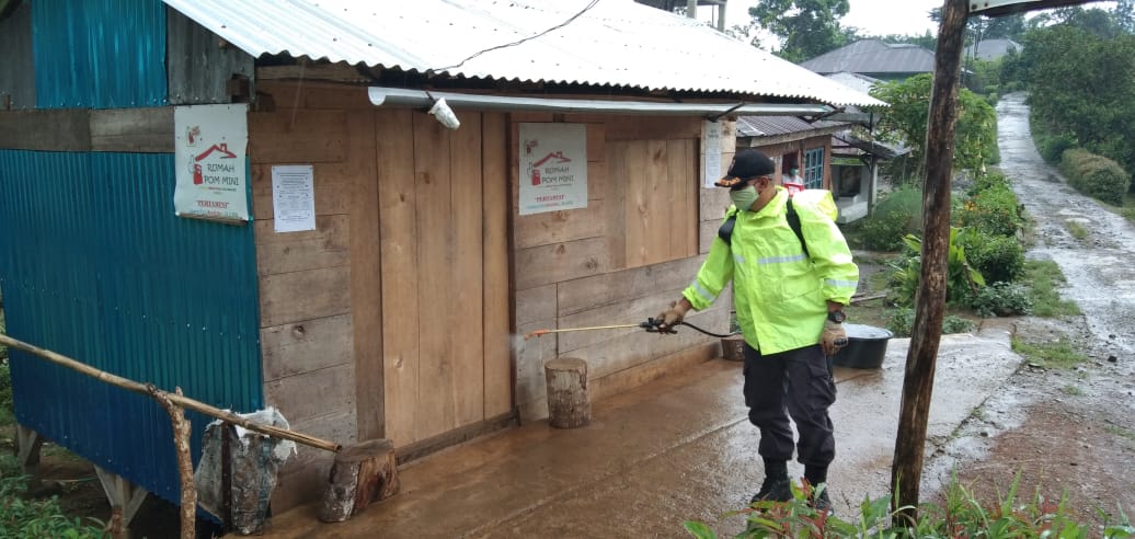 Antisipasi Covid - 19, Bhabinkamtibmas Polsek Satarmese Semprot Cairan Disinfektan